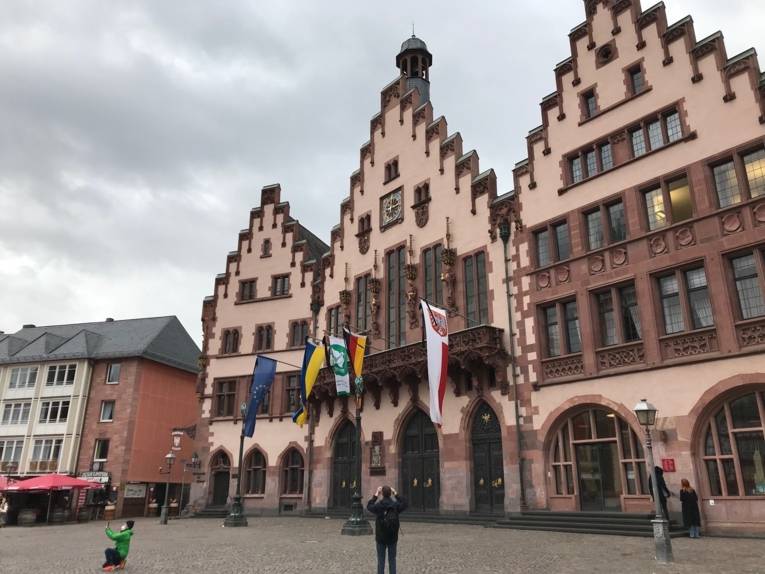 Die Mayors for Peace-Flagge vor dem Rathaus in Frankfurt am Main